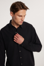 Tudors Men's Black Oversized Linen-Textured Relaxed Fit Long Sleeve Shirt - Image 3