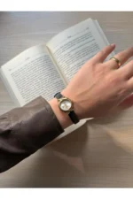 Retro Minimalist Leather Strap Vintage Women's Watch - Black Design